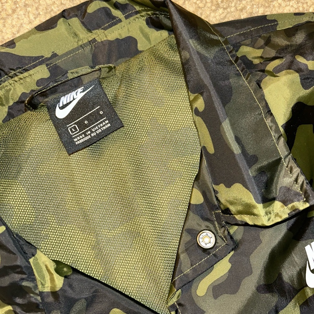 Nike - Picture 2 of 4